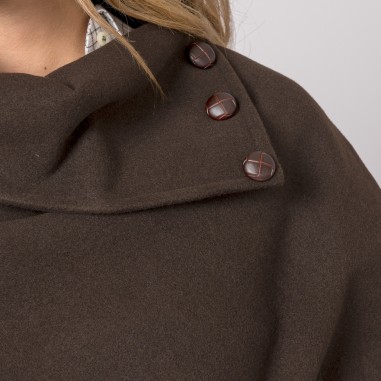 Roupas castanhas com botões decorativos redondos e padrão em cruz no pescoço