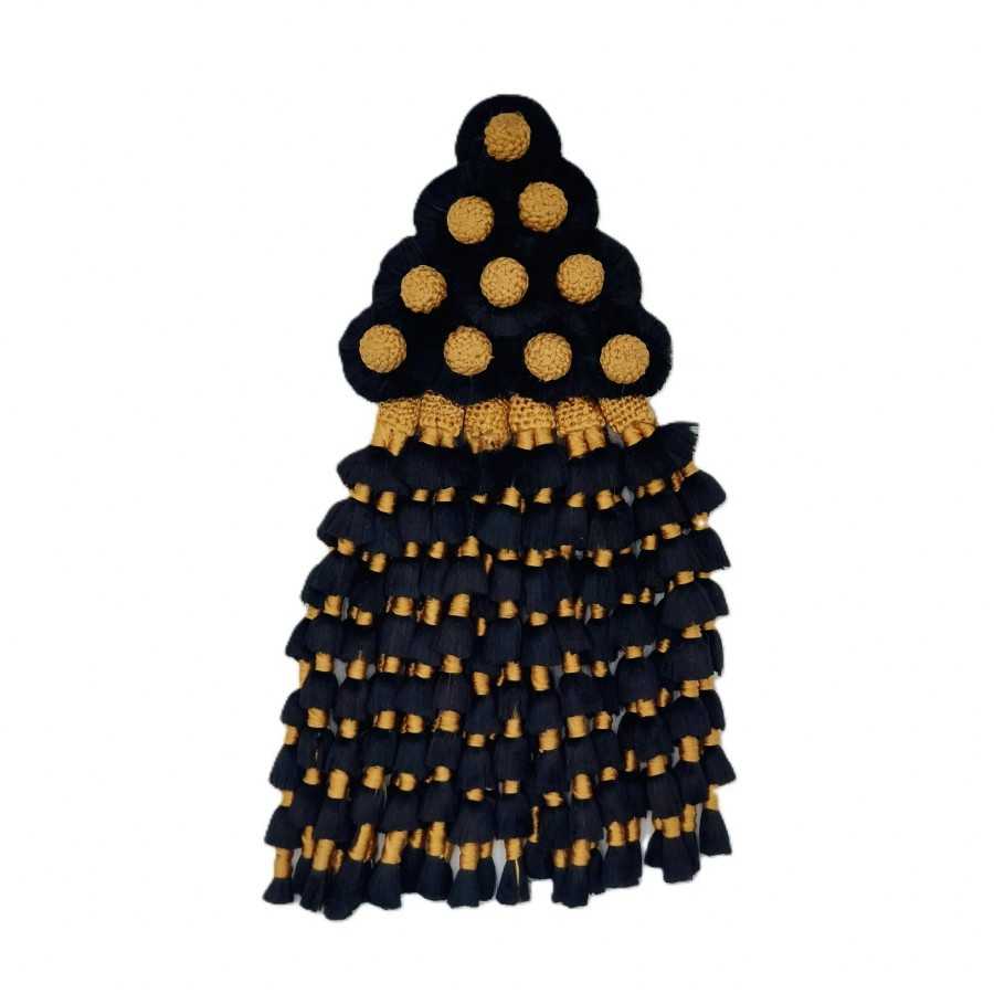 Acessório decorativo em tecido preto e amarelo com pompons e franjas