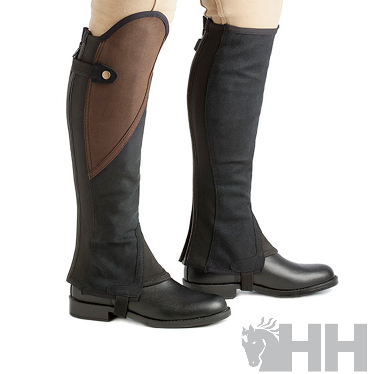 Perneiras de equitação preto com detalhe castanho e botas pretas em fundo branco