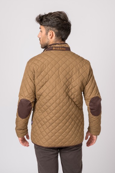 Casaco matelassé castanho com cotoveleiras e gola bordada vista de costas