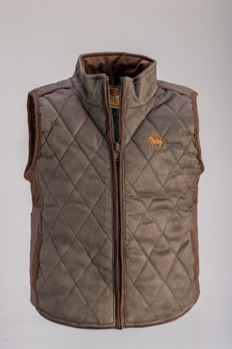 Colete acolchoado castanho com padrão em losangos e bordado de cavalo amarelo
