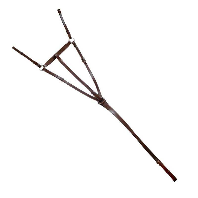 Arreio de cavalo castanho em couro com fivelas metálicas