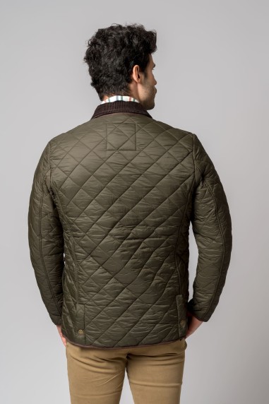 Casaco acolchoado verde-oliva masculino visto de costas