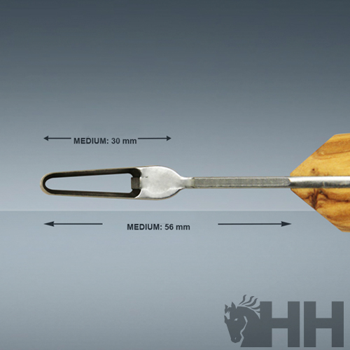 Lança com ponta de metal e haste de madeira com medidas indicadas em fundo cinzento