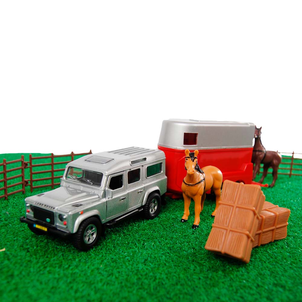 Miniatura de carro e animais num cenário de relva artificial
