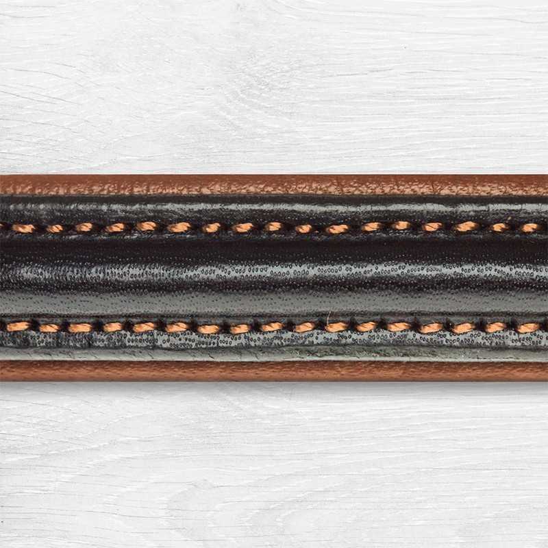 Correia de couro com várias camadas e costura decorativa sobre superfície clara