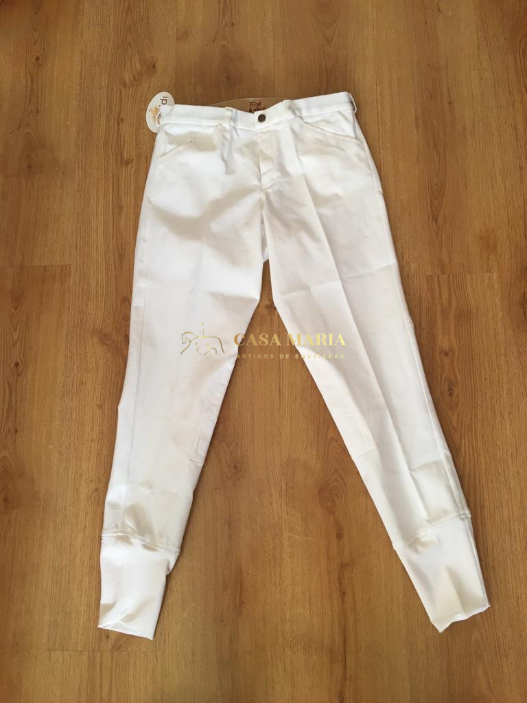 Calças brancas em tecido liso sobre chão de madeira