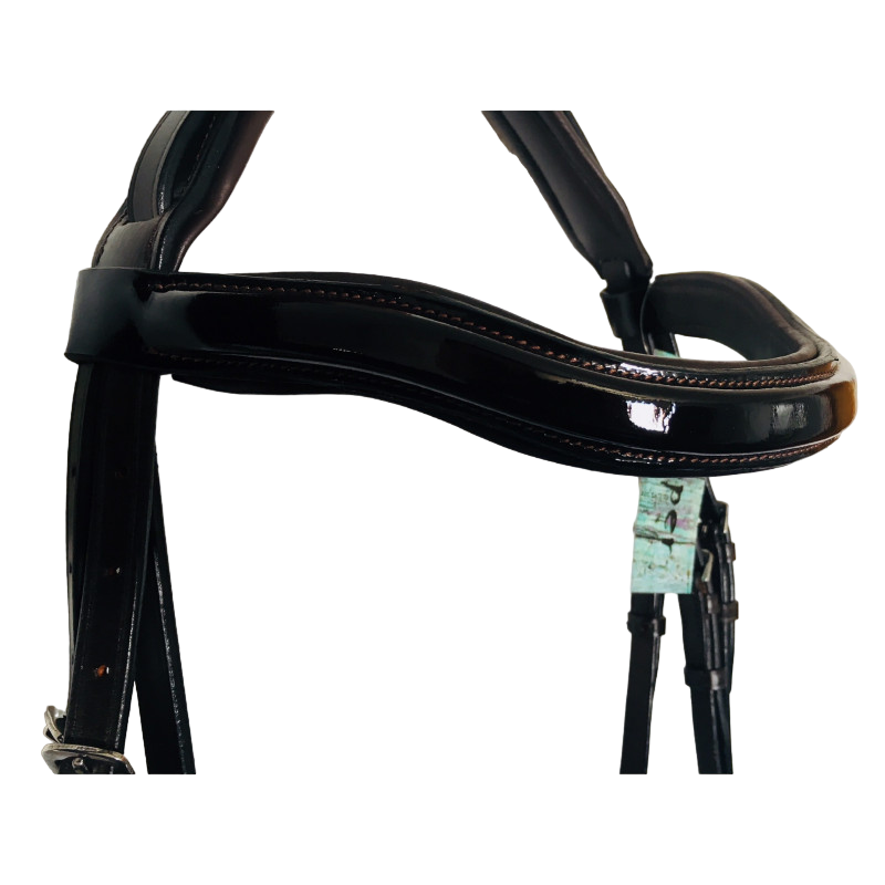 Peitoral para cavalo em couro preto brilhante com costura castanha e fivelas metálicas