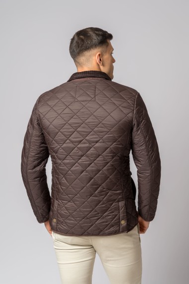 Casaco matelassado castanho escuro visto pelas costas