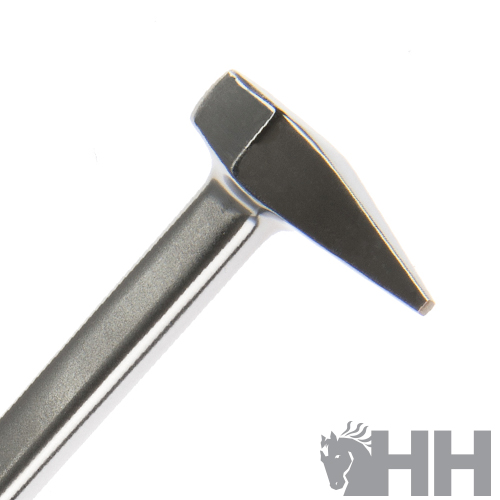 Martelo cinzento com cabeça quadrada e cabo liso sobre fundo branco com logo HH