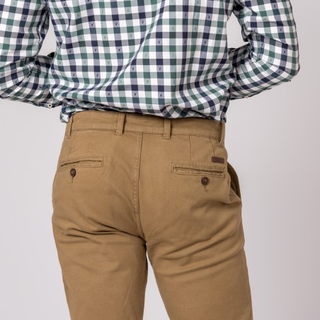 Calças camel de algodão com camisa xadrez verde e branco visto de costas