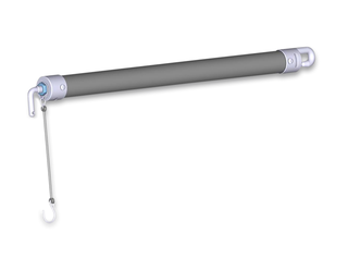 Barra tubular cinza com gancho pendurado em fundo branco