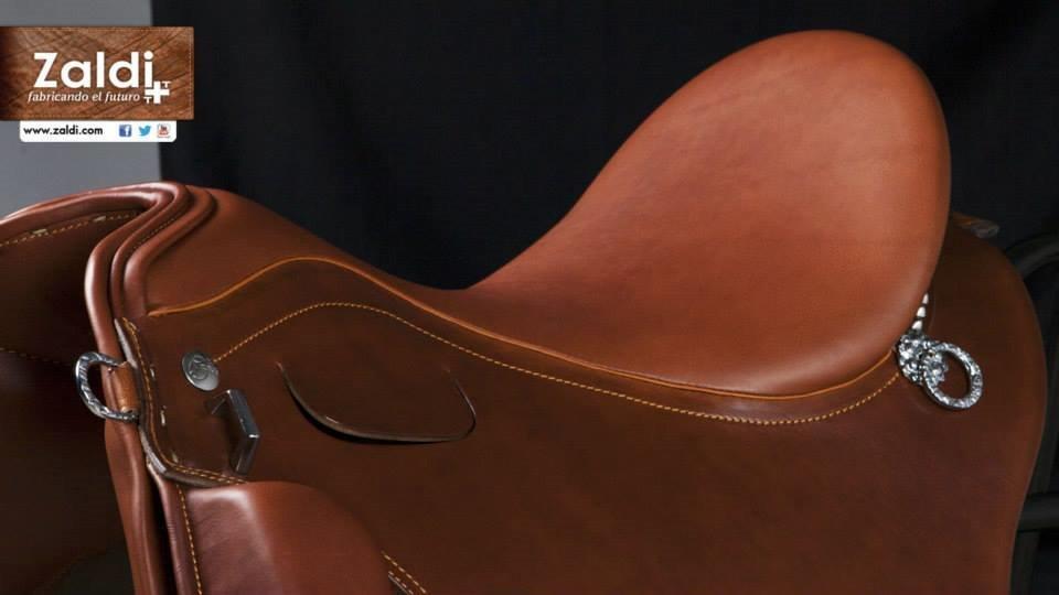 Sela de equitação em couro castanho da marca Zaldi com logótipo visível