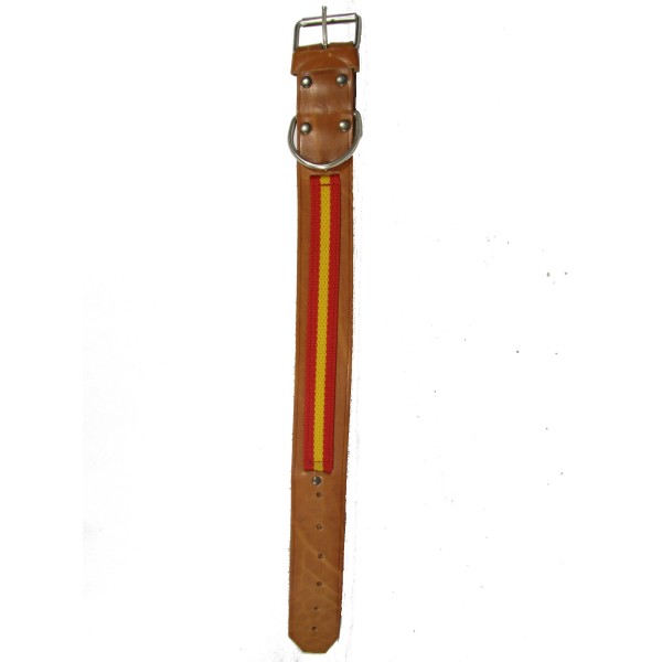 Coleira para cão castanha com tecido laranja e amarelo e fivela metálica