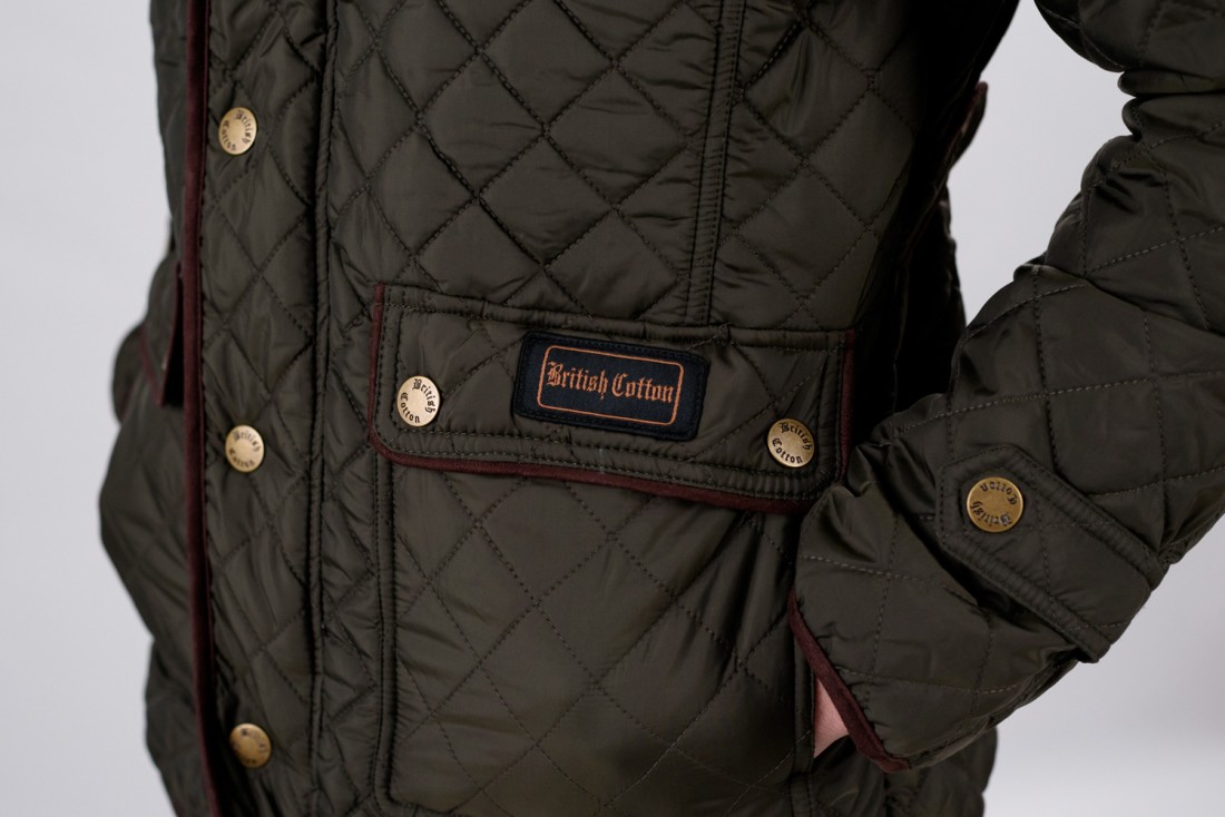 Casaco acolchoado verde-oliva com bolso frontal e botões metálicos British Cotton