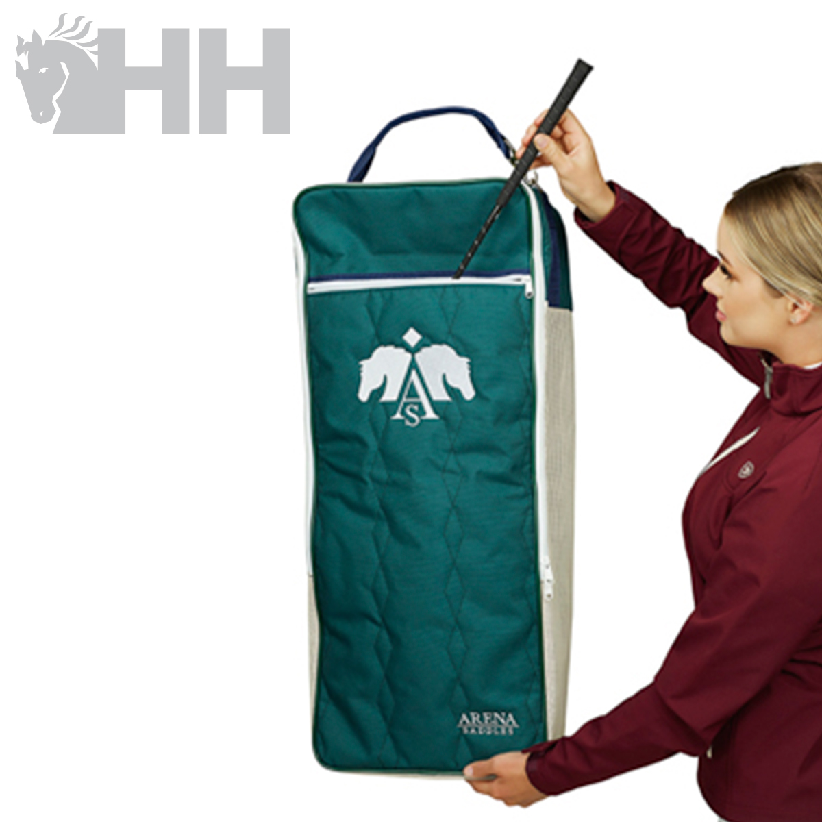 Bolsa em tecido verde com logotipo e alça azul escuro sendo segurada por mulher.