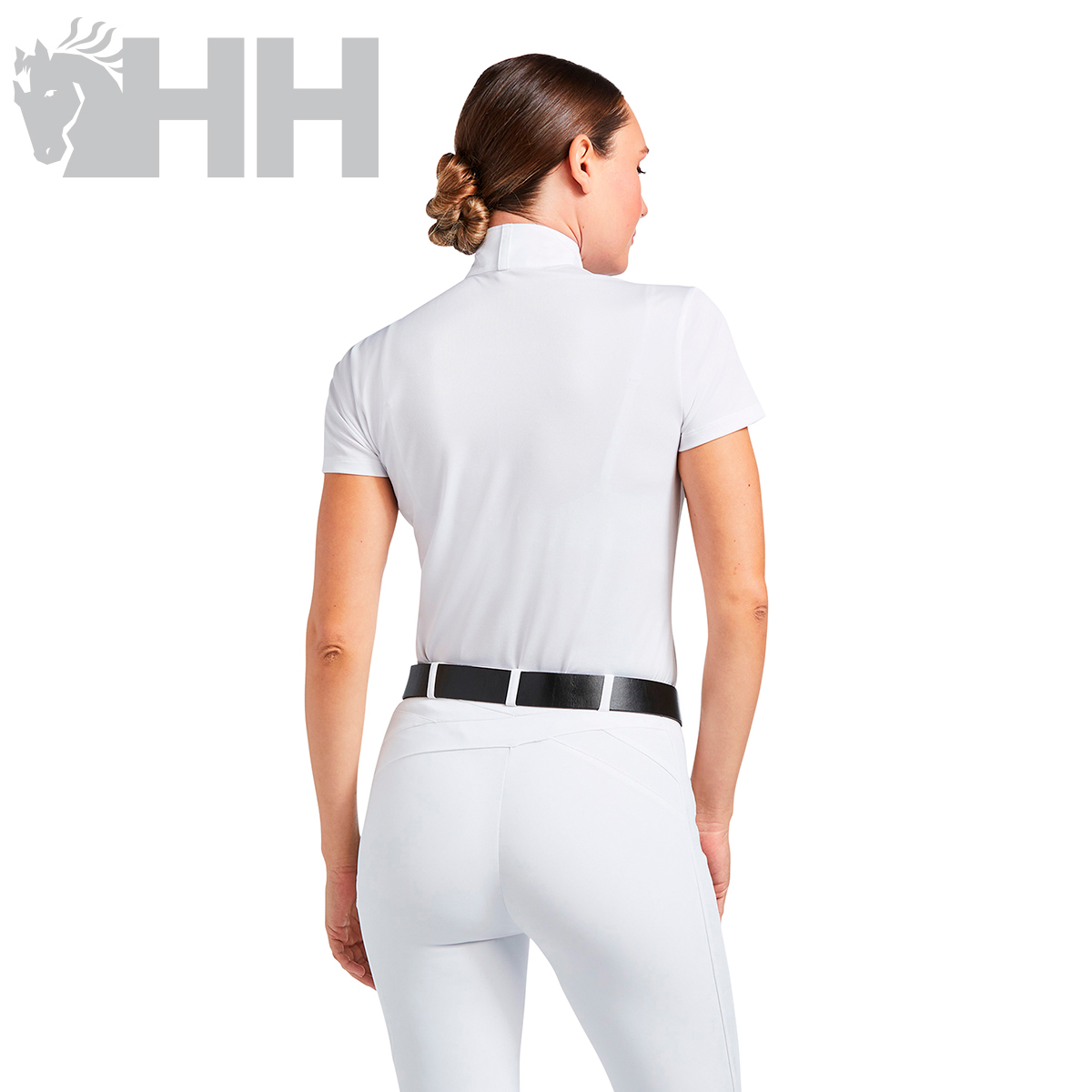 Mulher de costas com vestuário branco e cinto preto