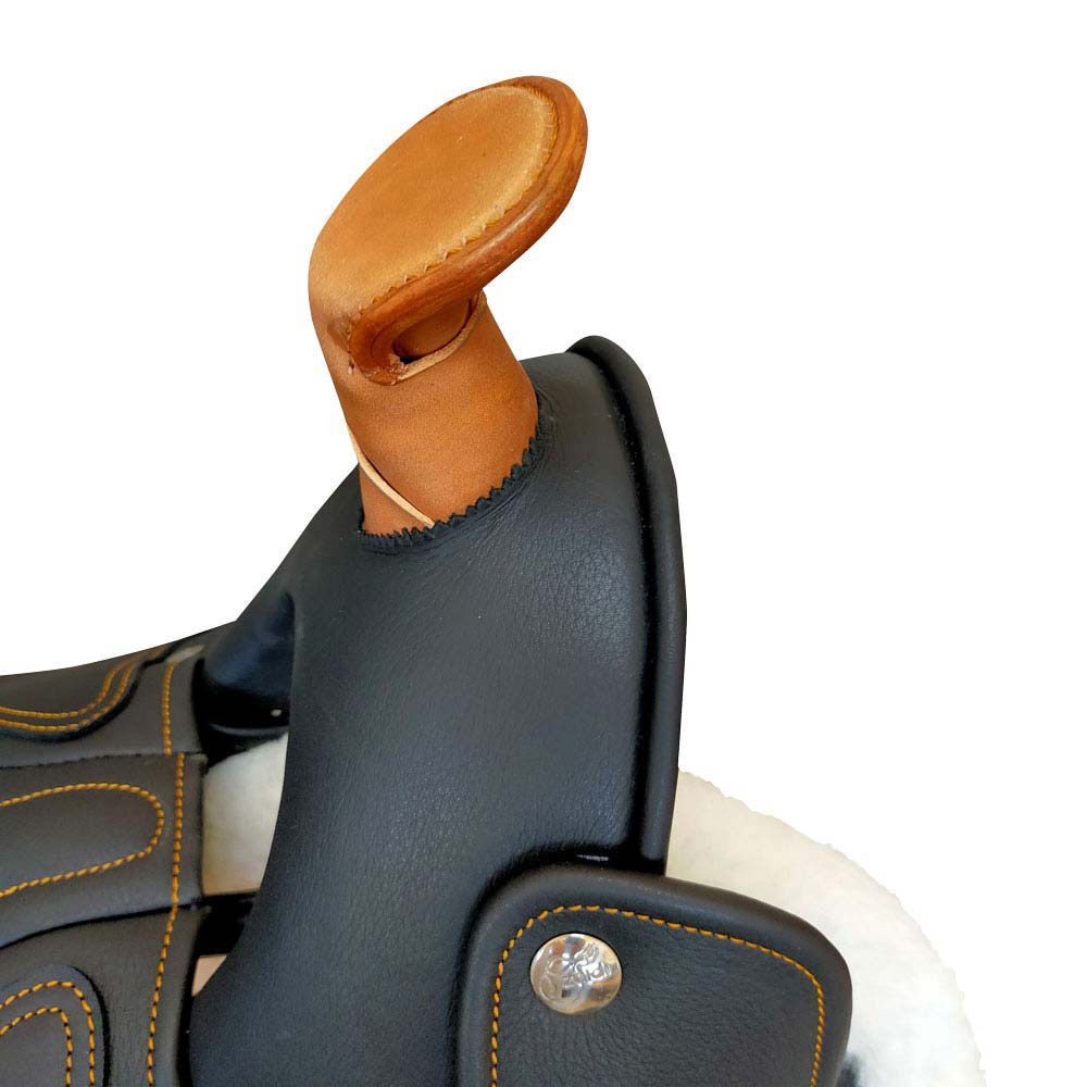 Sela de cavalo preta com punho castanho e detalhe metálico