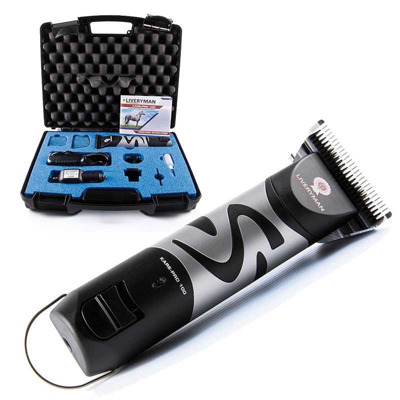 Máquina de cortar cabelo preta e mala com acessórios em azul