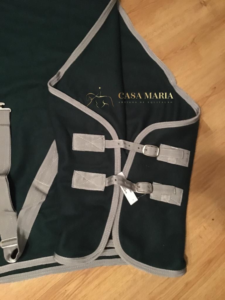 Cobertor para cavalo preto com bordas cinzentas e fivelas cinzentas