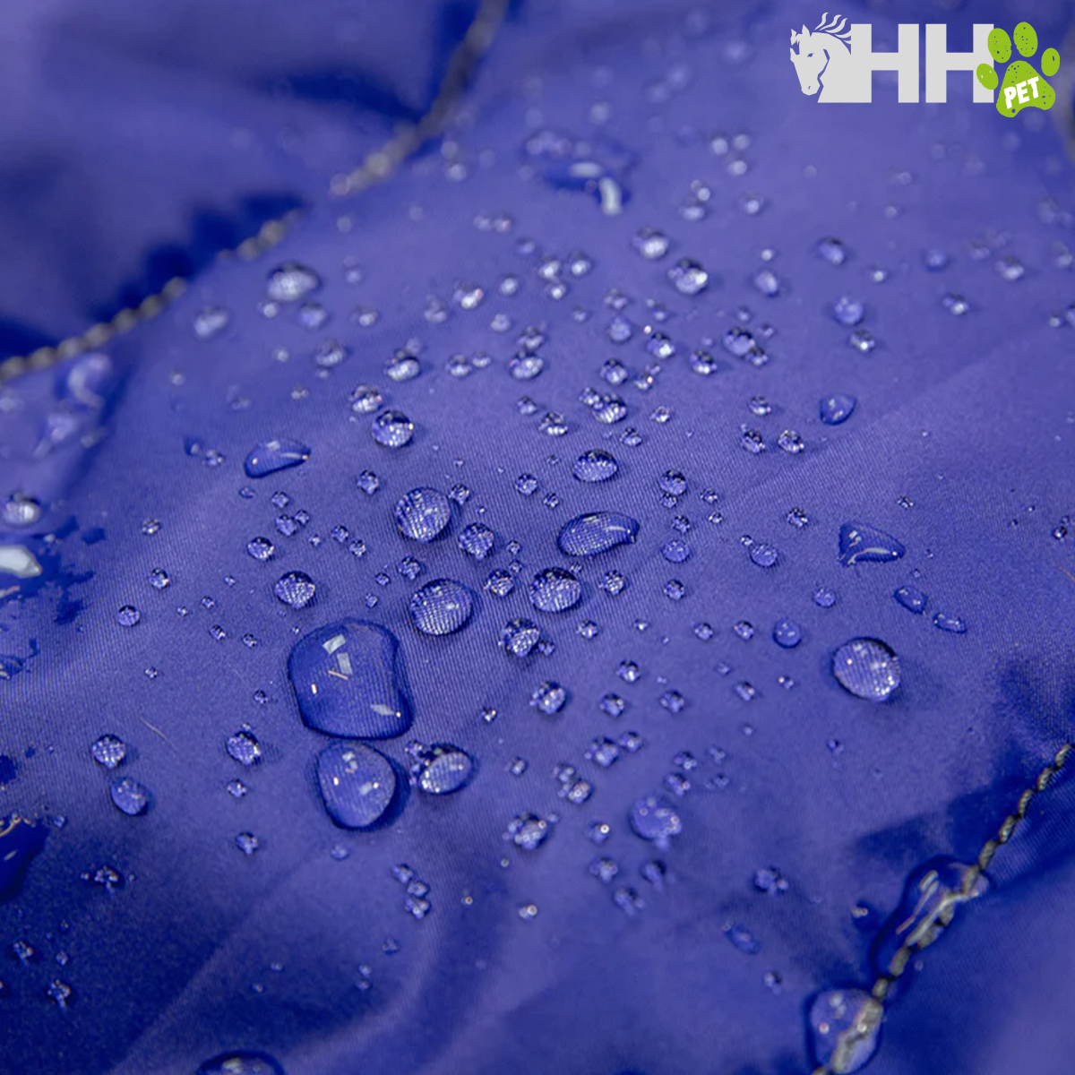 tecido azul impermeável com gotas de água e logotipo HH PET