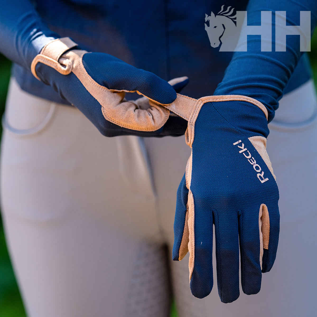 Luvas desportivas azul escuro com detalhes beges e texto Roeckl