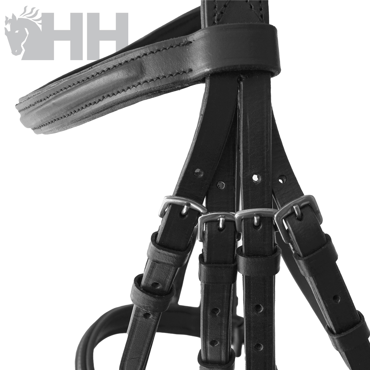 Peça em couro preto com fivelas metálicas e logotipo cinzento com cavalo e letras HH