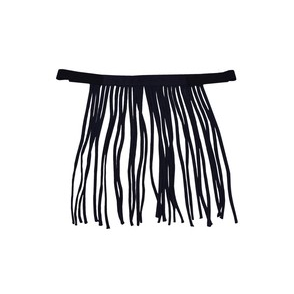 Cinto preto com franjas longas sobre fundo branco