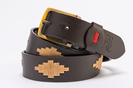 Cinto de couro castanho escuro com fivela metálica dourada e padrão geométrico bege