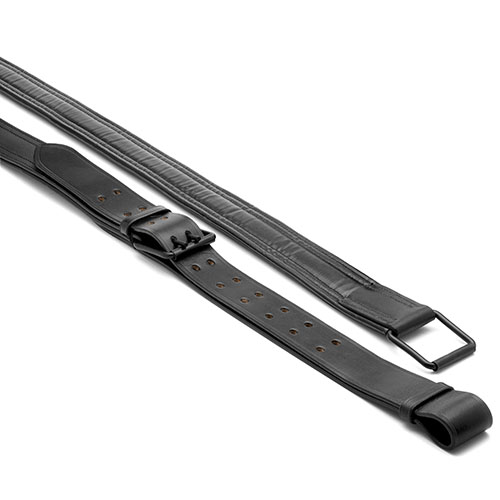 Cinto preto de couro com fivela metálica preta