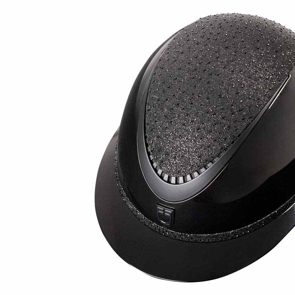 Capacete de equitação preto texturizado em fundo branco