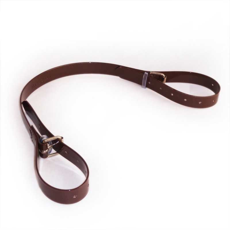 Cinto de couro castanho com fivela metálica dourada