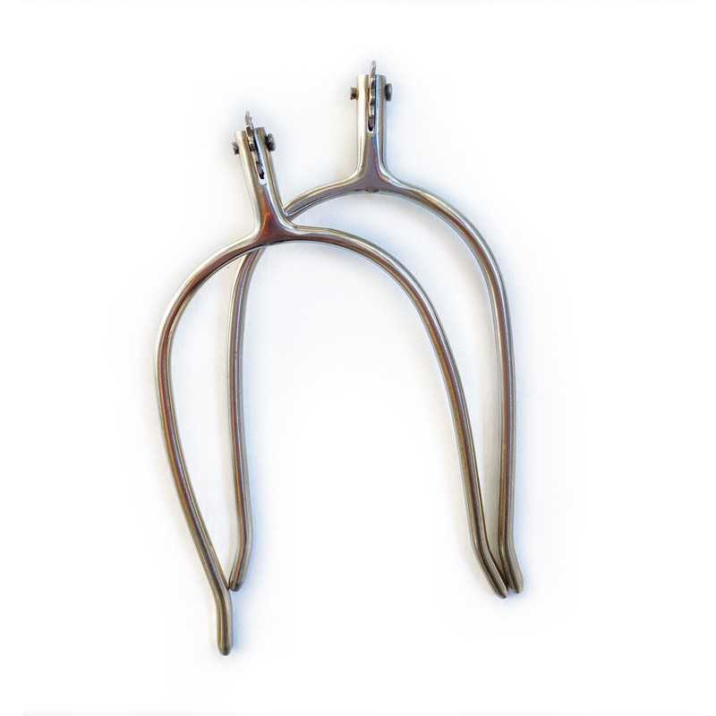 Par de esporas metálicas prateadas em fundo branco