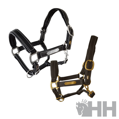 Duas cabeçadas para cavalos preta e castanha com detalhes metálicos