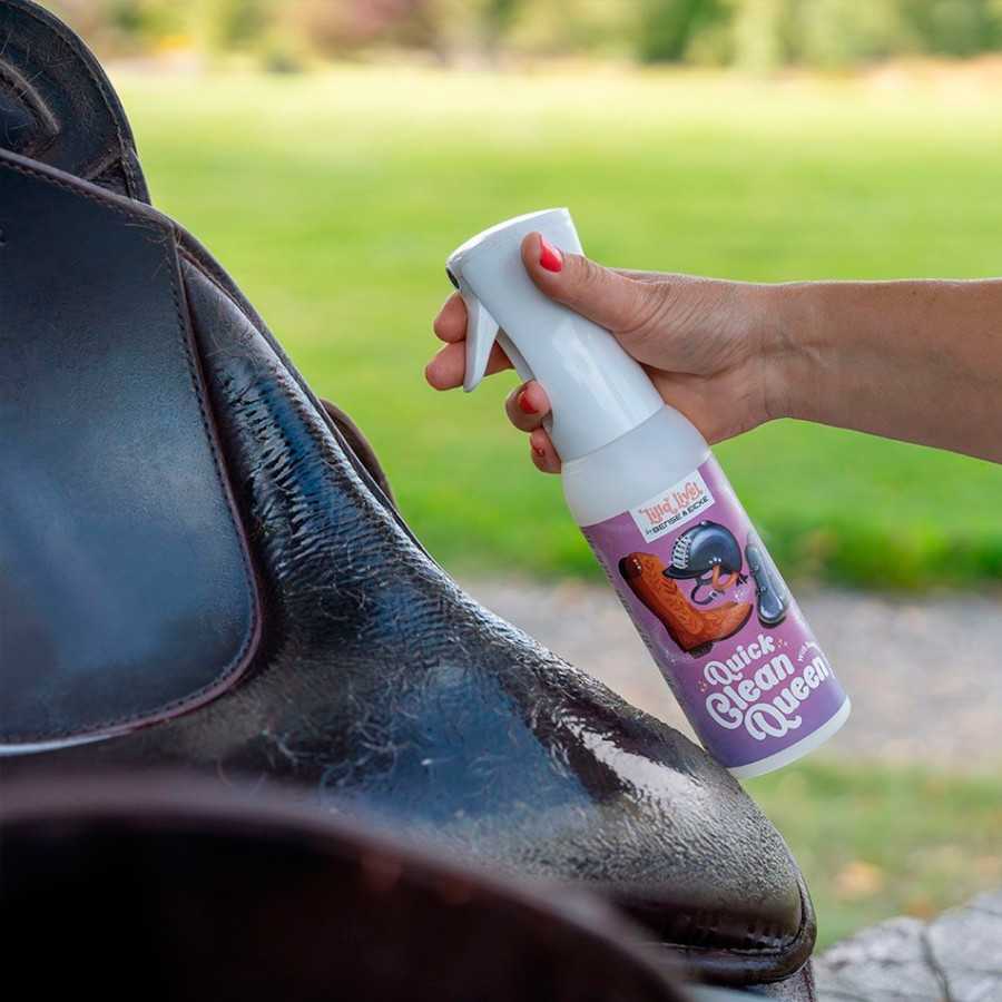 Frasco spray Quick Clean Queen a ser aplicado em sela de montaria preta