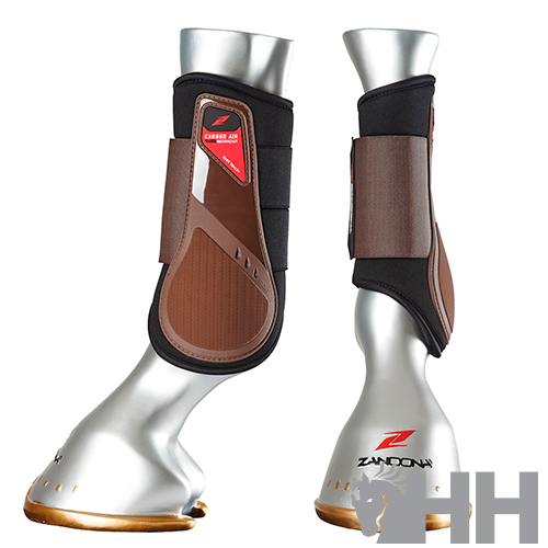 Equipamento protetor para patas de cavalo castanho e preto com etiqueta 'CARBON AIR'