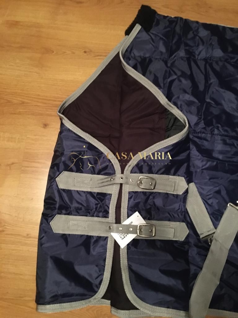 Cobertura para cavalo azul com tiras cinzentas e forro castanho