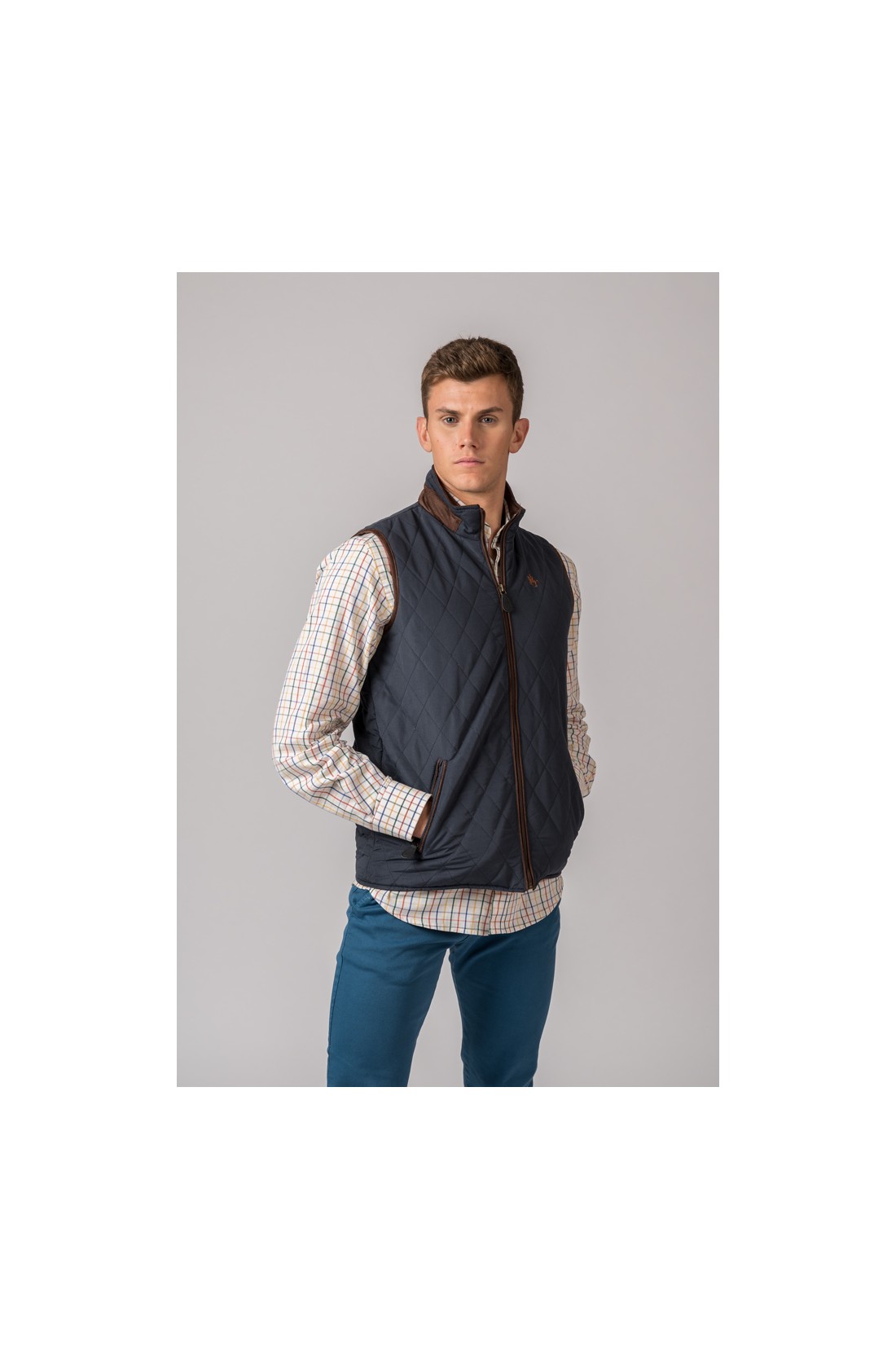 Colete masculino azul escuro acolchoado com camisa xadrez e calças azuis