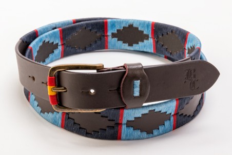 Cinto de tecido azul com padrão geométrico e partes em pele castanha