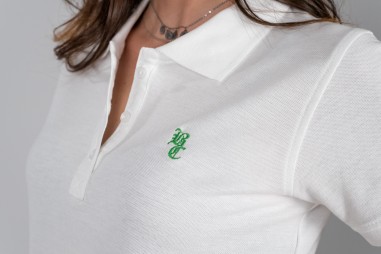 Polo branca com bordado verde e gola com botões