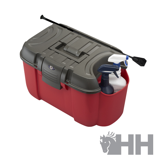 Caixa organizadora vermelha com tampa cinza, borrifadores e pequena pá