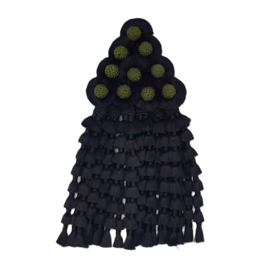 Pano decorativo preto com franjas e pompons verdes.