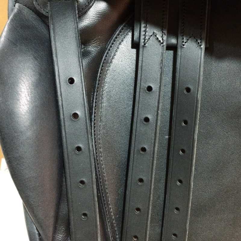 Mochila ou mala preta em couro com várias alças finas ajustáveis.