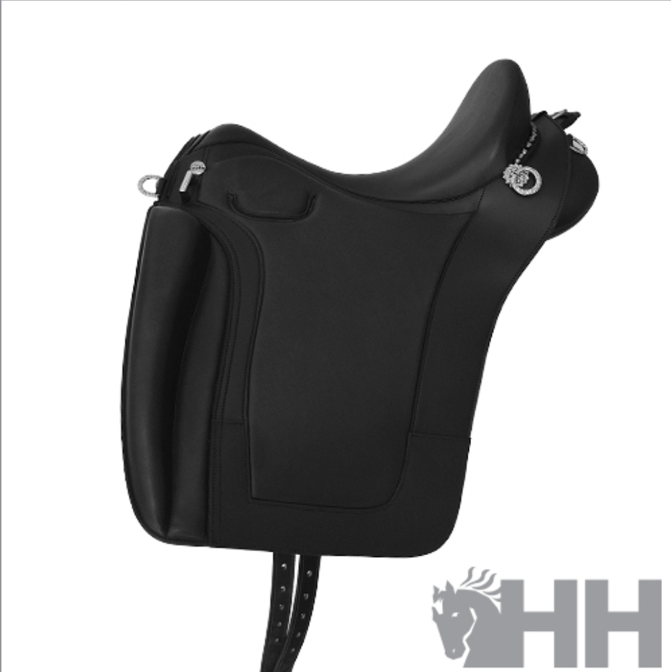 Sela de cavalo preta com detalhes em couro e pendente metálico