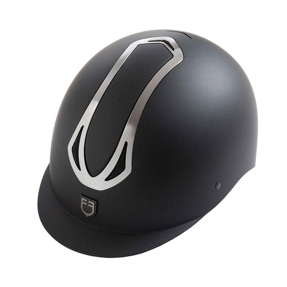 Capacete de equitação preto com detalhes metálicos e símbolo frontal.