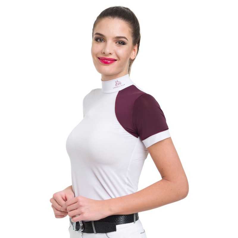 Mulher vestindo camisola branca de desporto com manga borgonha, gola alta com texto SALMING