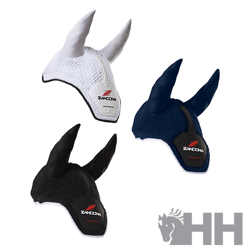 Três protetores de orelhas para cavalo em tecido tricotado nas cores branca, azul escuro e preta com etiqueta 'ZANDONA'