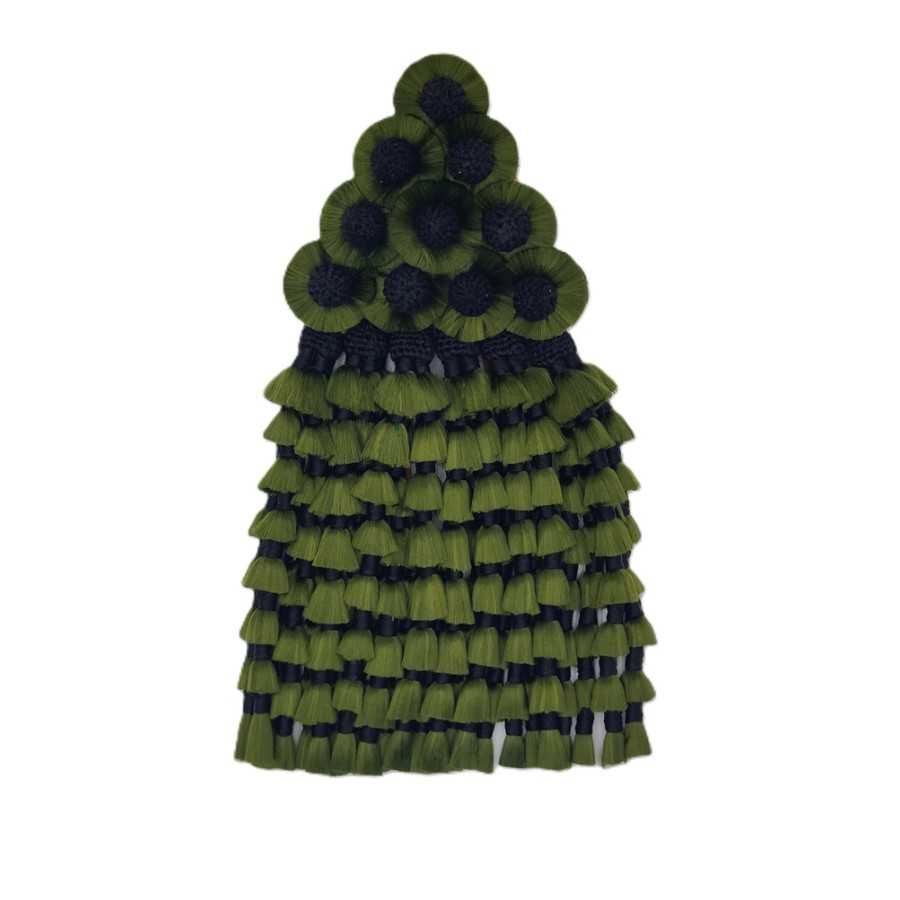 Pendurador decorativo de fios verdes e pretos com círculos e franjas