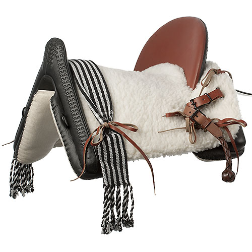 Sela de cavalo com assento castanho e tecido branco felpudo nas laterais