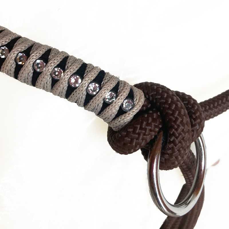 Corda marrom trançada com nó e anilha metálica prateada com alça cinza decorada